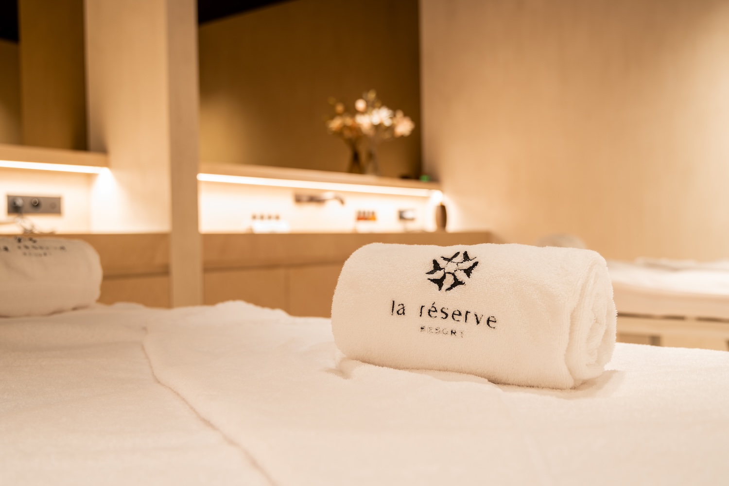 Handdoek op de massage tafel in het La Reserve Hotel