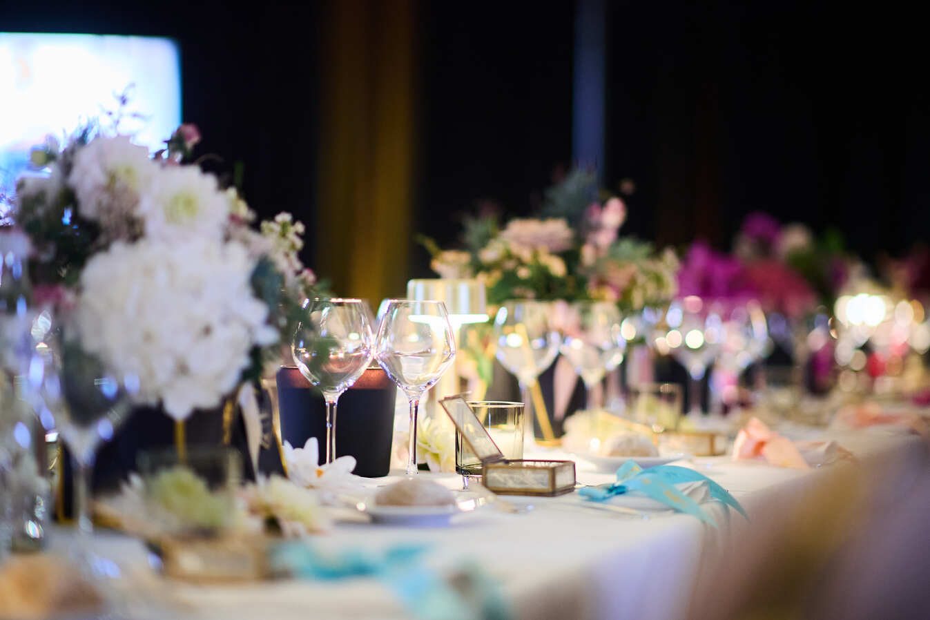 Elegante aankleding van eventzaal voor huwelijksdiner in La Réserve Resort Knokke