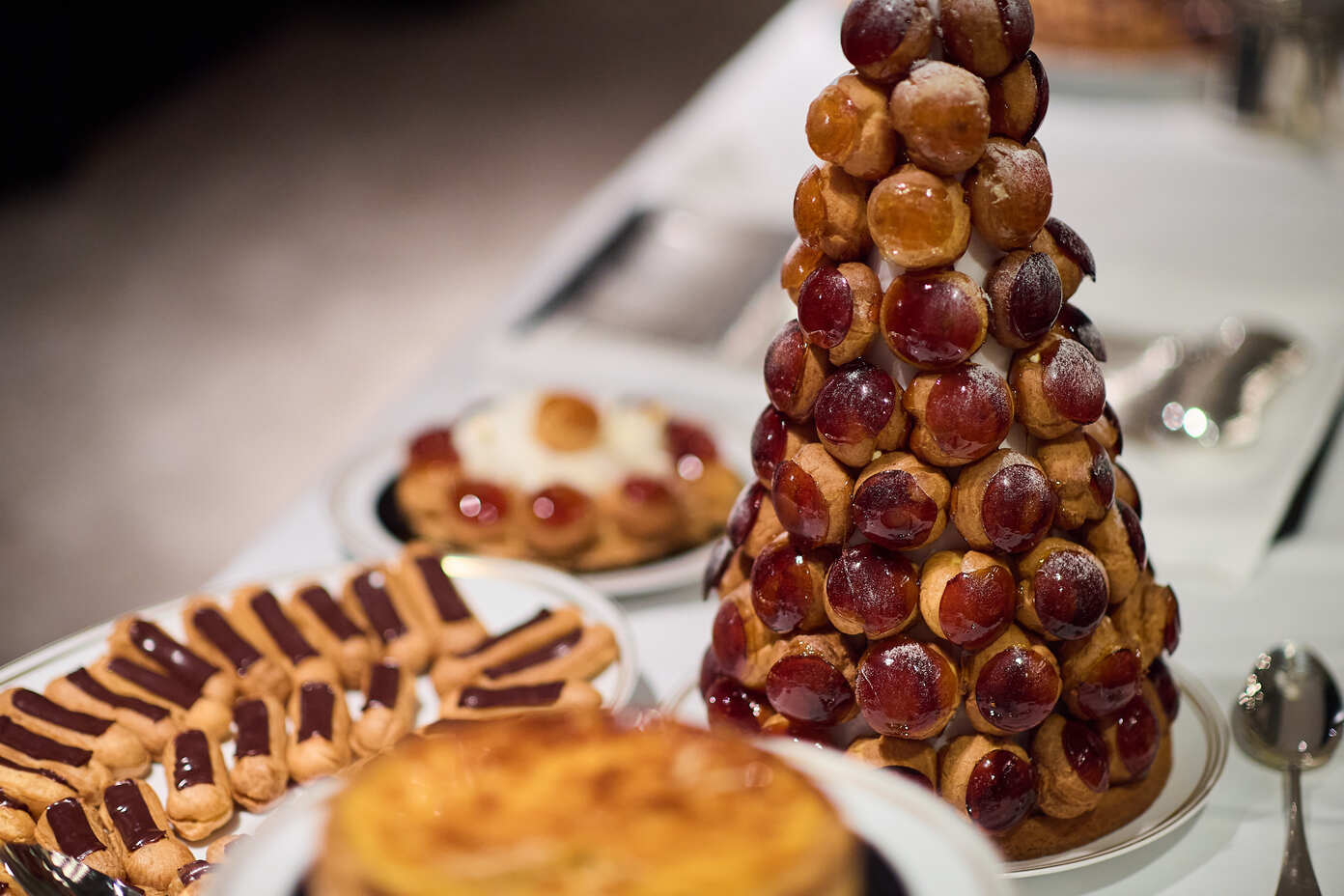 Elegant dessert buffet served during a wedding at La Réserve Resort in Knokke-Heist